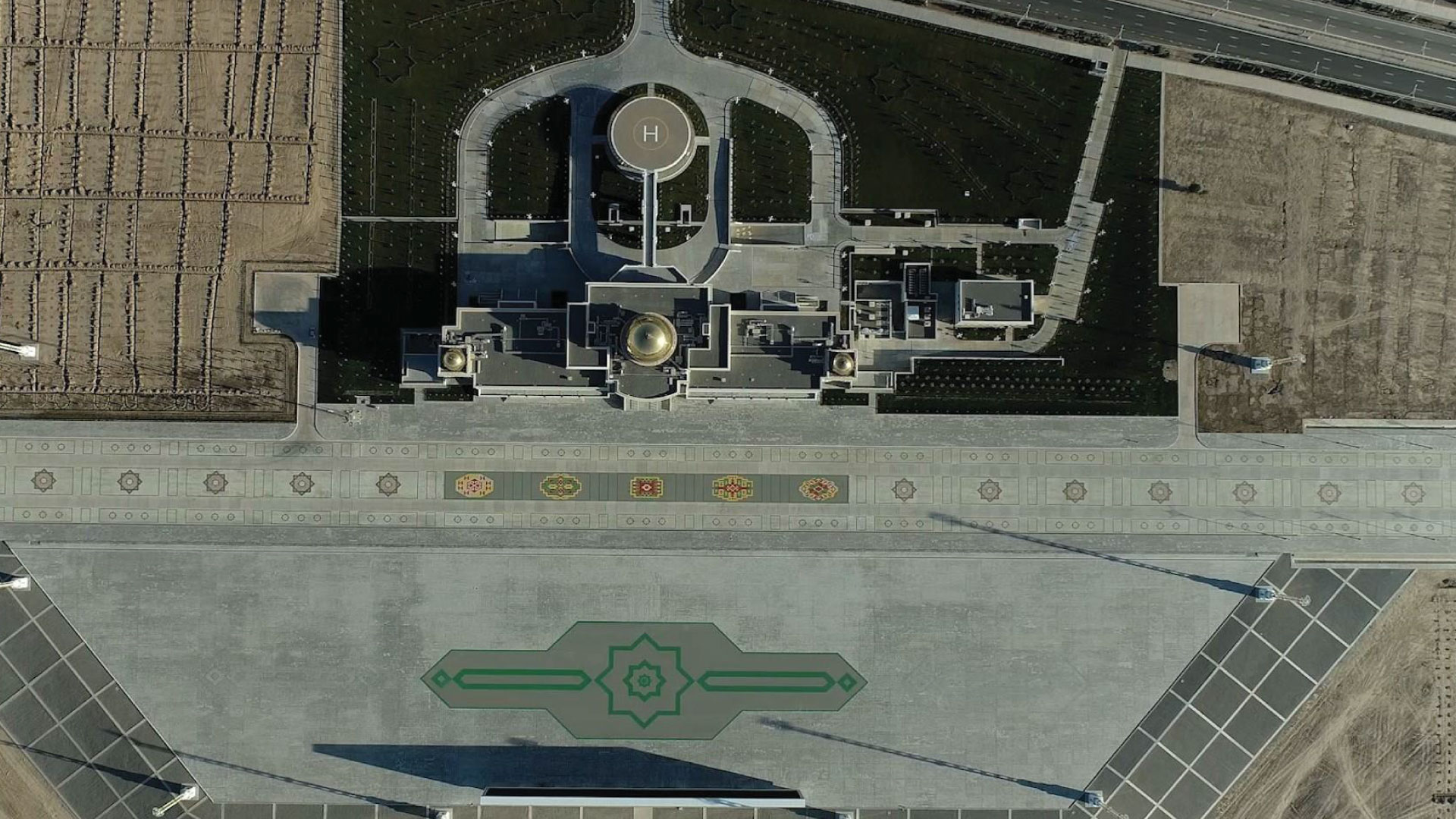 Complex of the State stands